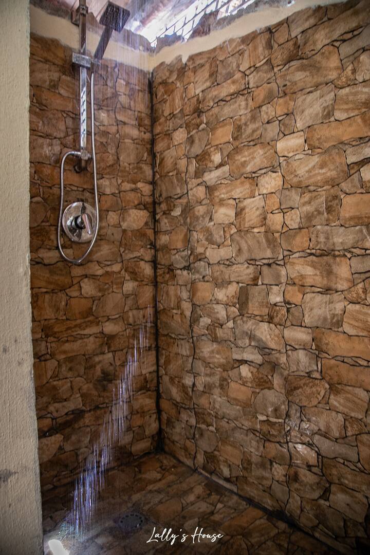 Doccia esterna in pietra con acqua calda